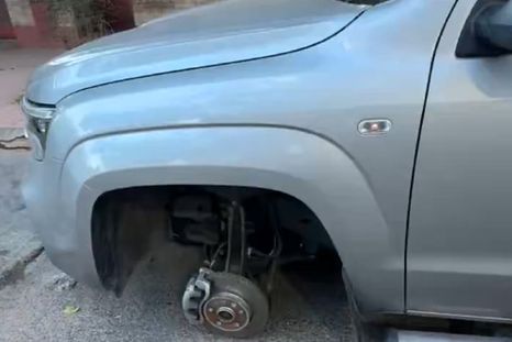 En las imágenes difundidas se puede observar cómo quedó la camioneta tras el robo. En las imágenes difundidas se puede observar cómo quedó la camioneta tras el robo.