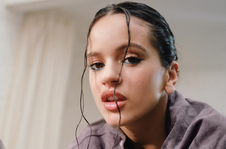 Rosalía impactó a sus millones de seguidores con su look playero. Foto: instagram: rosalia.vt