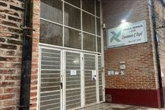 Una escuela en Rosario despertó con un cartel mafioso en sus rejas. Foto: Noticias Argentinas
