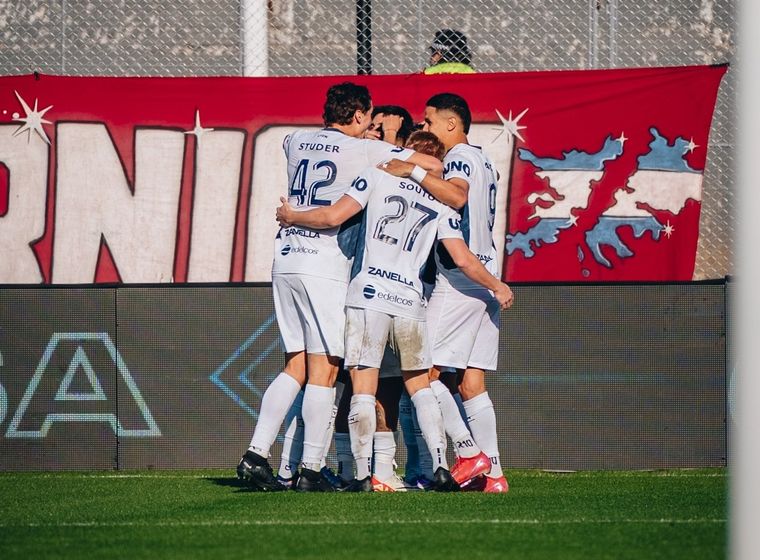 La Lepra celebró en el estadio Claudio Tapia. La Lepra celebró en el estadio Claudio Tapia.