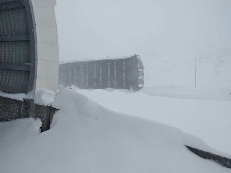 El paso a Chile se mantiene cerrado por las severas nevadas. Foto: Twitter @PasoCRMza El paso a Chile se mantiene cerrado por las severas nevadas. Foto: Twitter @PasoCRMza