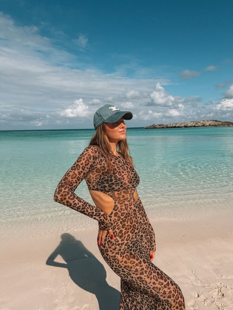 Adiós al short de jean: así reinventó Stephanie Demner el outfit de playa. Adiós al short de jean: así reinventó Stephanie Demner el outfit de playa.