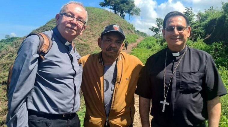 Luis Manuel Díaz (centro) tras ser liberado. Aparece junto al monseñor Francisco Ceballos, obispo de Riohacha, y el monseñor Héctor Henao. Foto: Conferencia episcopal de Colombia
