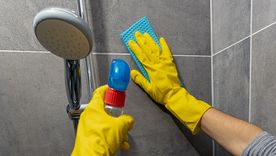 Vinagre y bicarbonato: dos aliados contra el sarro en casa. Foto: Shutterstock