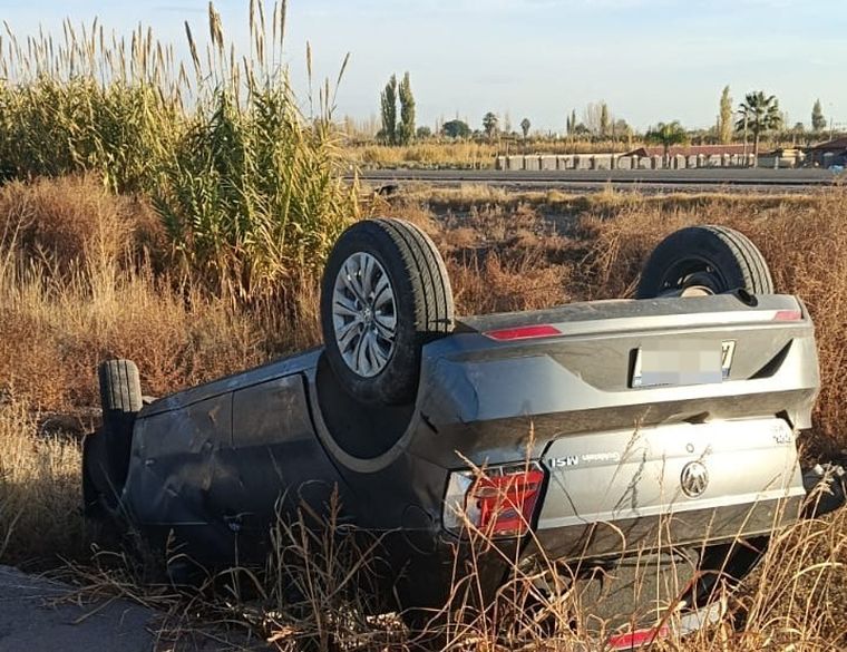 El vuelco se dio en el Acceso Este, en Maipú. El vuelco se dio en el Acceso Este, en Maipú.