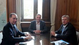 El jefe de Gabinete, Manuel Adorni, con Diego Santilli y Sergio Ziliotto. Foto: Presidencia.