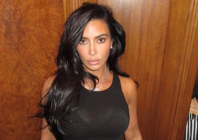 Te sorprenderá cuanto mide Kim Kardashian sin tacones Kim Kardashian es una reconocida modelo, empresaria, socialité y personalidad de TV estadounidense. Foto: Instagram @kimkardashian