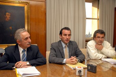 MDZol | El ministro Francisco Pérez, secundado por los legisladores Carlos Bianchinelli y Luis Ruzo. Foto: Nacho Gaffuri / MDZ