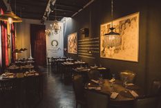 sumergirse en los 50: asi es el bodegon inspirado en evita