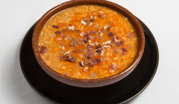 Cada regi&oacute;n de Espa&ntilde;a tiene su propia versi&oacute;n de esta receta, variando ingredientes como chorizo, cebolla o incluso un toque de vino, lo que demuestra su gran versatilidad culinaria.