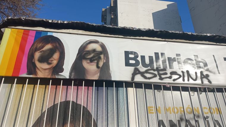Amenaza a Bullrich Un local del PRO apareció con un mensaje contra la precandidata. Crédito: Twitter Foto: Twitter