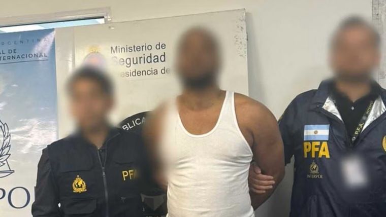 El hombre de origen dominicano, fue detenido en Ezeiza tras tras arribar en un vuelo procedente de Francia.