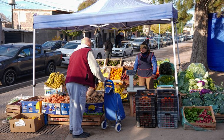 Algunos clientes recorren la feria a primera hora. Algunos clientes recorren la feria a primera hora.