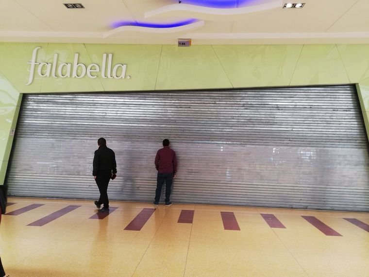 Falabella anunció que se va del país y reflejó la crisis que atraviesa el sector de tiendas retail en el país