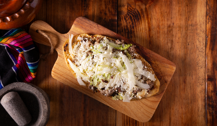 Esta receta de huaraches de bistec tiene su origen en los mercados populares de Ciudad de M&eacute;xico, donde surgi&oacute; como un antojito econ&oacute;mico y r&aacute;pido, demostrando c&oacute;mo una receta sencilla puede convertirse en un cl&aacute;sico nacio