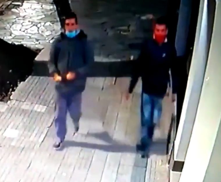 Rapidísimos En pocos segundos, los dos sujetos se las arreglaron para llevarse lo que querían.