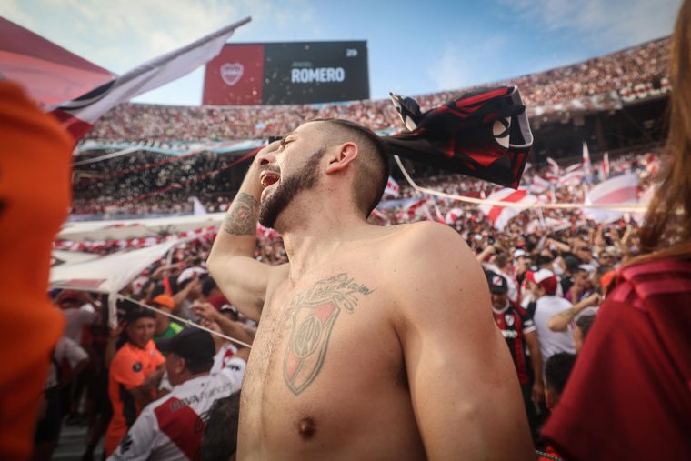 Susto en la previa del Súper. Hubo fuego en una tribuna del Monumental, pero todo quedó bajo control.