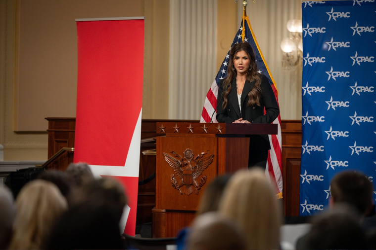 La secretaria de Seguridad Nacional de Donald Trump llega al país para reunirse con Milei y Bullrich.