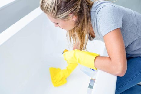 Limpieza del moho de la bañera en minutos. (Shutterstock). Limpieza del moho de la bañera en minutos. (Shutterstock).