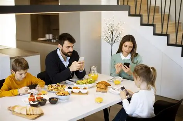 El 95% de los adolescentes argentinos ya tiene un celular propio con conexión a internet. El 95% de los adolescentes argentinos ya tiene un celular propio con conexión a internet.