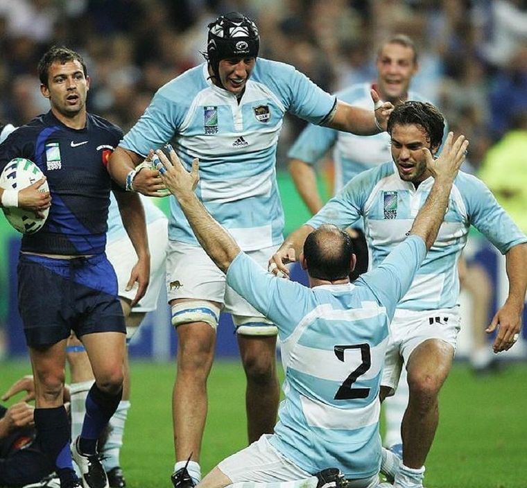 Los Pumas El festejo tras el éxito en Francia 2007, donde obtuvieron el bronce. En la foto, se funden en un abrazo Patricio Albacete, Mario Ledesma y Juan Martín Hernández. Foto: Instagram: @patoalbacete