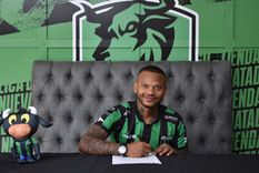 El colombiano firmó un vínculo hasta diciembre de 2024 Foto: @NuevaChicago El colombiano firmó un vínculo hasta diciembre de 2024 Foto: @NuevaChicago