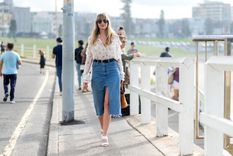 ¿Cómo verte más alta con tus faldas vaqueras? ¡Aquí te damos los consejos! Foto: InStyle