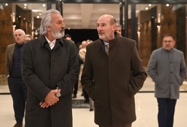 Edgardo Parlanti, de Lomas del Malbec, recibiendo al ministro de Producción Rodolfo Vargas Arizu. Edgardo Parlanti, de Lomas del Malbec, recibiendo al ministro de Producción Rodolfo Vargas Arizu.