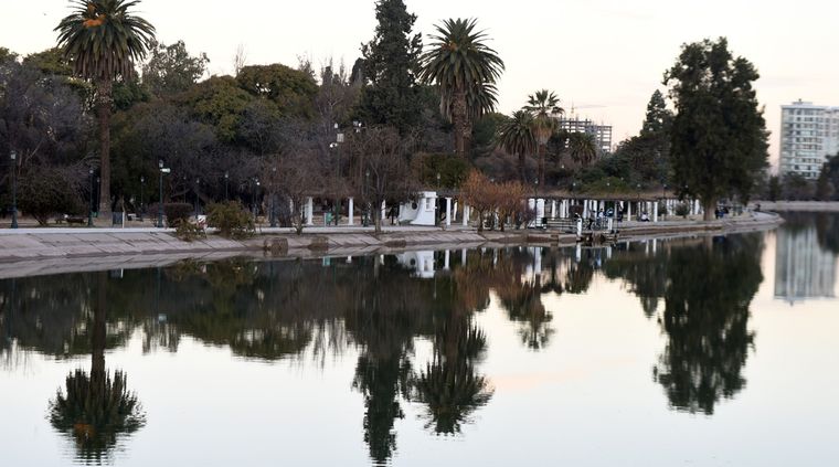 La mujer se arrojó en el lago del parque (imagen ilustrativa). Foto: ALF PONCE MERCADO / MDZ