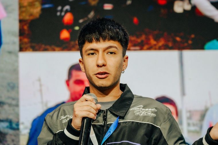 Tomás Machuca con 22 años dirige una exitosa empresa que hace canilleras con plásticos reciclados y se venden en los principales clubes de fútbol del país. Foto: Experiencia Endeavor Cuyo