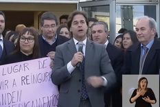 El presidente de Uruguay, Luis Lacalle Pou, invitó a una manifestante a mostrar su cartel de protesta.
