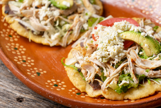 La receta original de los salbutes no siempre llevaba pollo; en algunos pueblos mayas se preparaba con pavo o cerdo, lo que muestra cómo la gastronomía regional se adapta a los ingredientes disponibles.