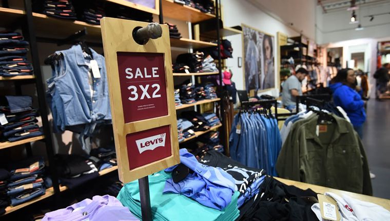 Las tiendas de los outlets ofrecen descuentos adicionales para quienes elijan esta opción de compra en Chile. Foto: Marcos García/MDZ