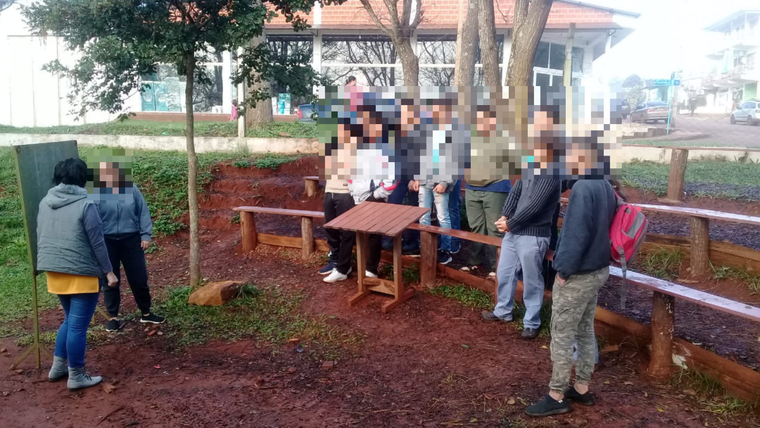 Algunas clases de apoyo usan el aula a la intemperie Foto: Gentileza