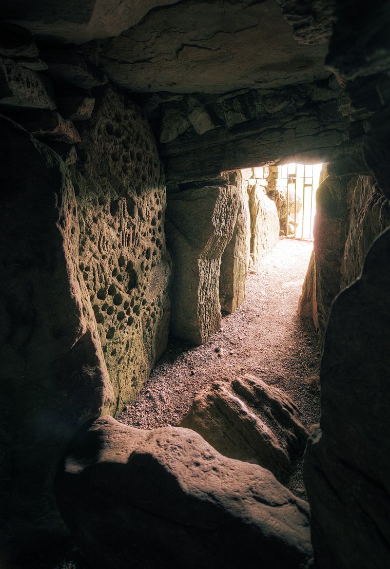 3/3Más detalles El pasaje interior del Cairn T., donde dos veces al año la luz alcanza una piedra grabada en el interior. 3/3Más detalles El pasaje interior del Cairn T., donde dos veces al año la luz alcanza una piedra grabada en el interior.