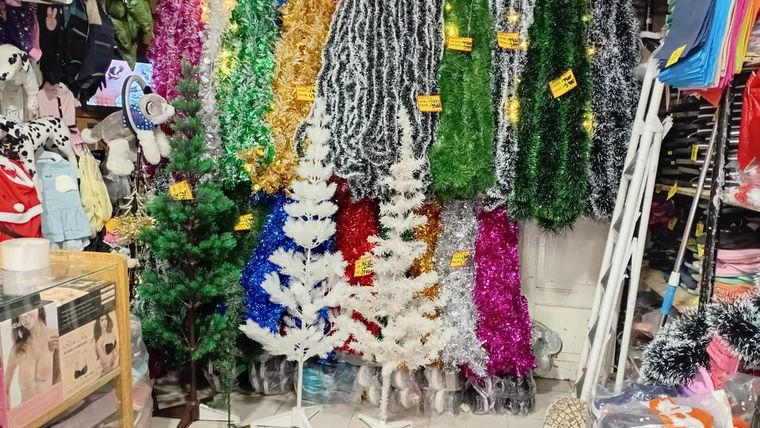 Los precios de los arbolitos de Navidad varían por tamaño y calidad. Los precios de los arbolitos de Navidad varían por tamaño y calidad.