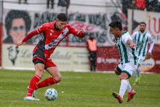 Luciano Paredes, lateral derecho del Deportivo Maipú, engancha ante la marca de Sebastián Corda, el lateral izquierdo del elenco de Gustavo Coleoni.&nbsp;