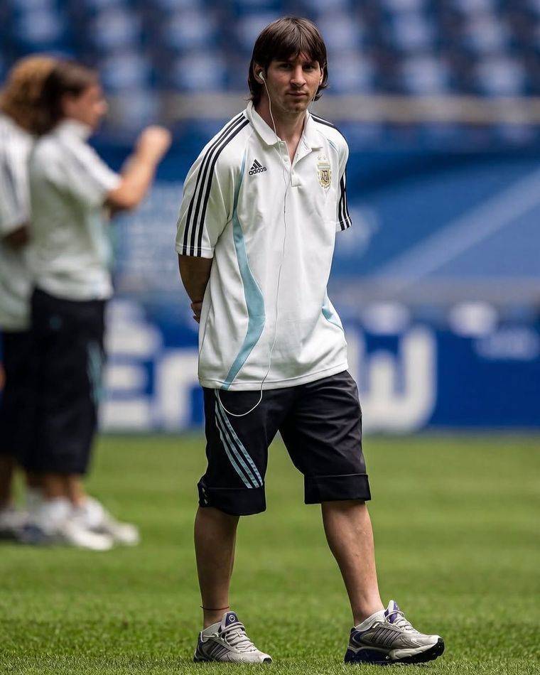 Lionel Messi disputó en 2006 su primer Mundial con la Selección mayor. Lionel Messi disputó en 2006 su primer Mundial con la Selección mayor.