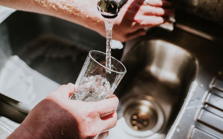 Los microplásticos están presentes tanto en el agua del grifo como en la embotellada.