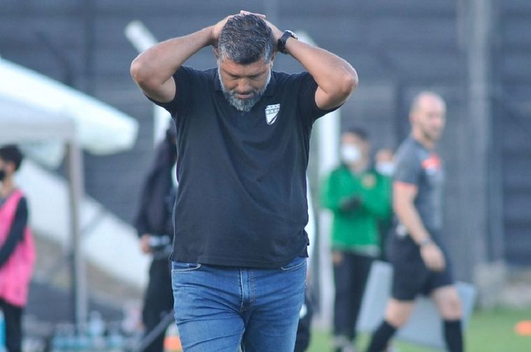 Leo Ramos, entrenador de Danubio. Foto: @Sinsolo