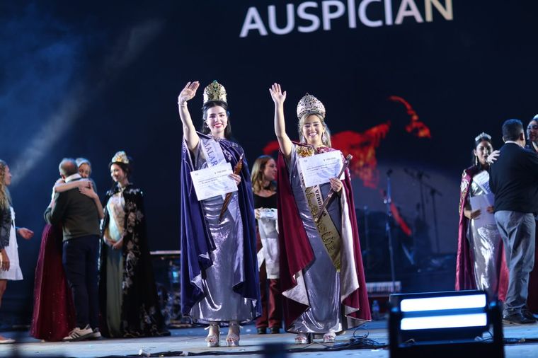 Cabello (izquierda) junto a Lourdes Priscila Arroyo, la reina electa. Cabello (izquierda) junto a Lourdes Priscila Arroyo, la reina electa. 