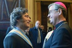 El saludo entre Jorge Ignacio García Cuerva y Javier Milei antes del Te Deum del 25 de Mayo Foto: Noticias Argentinas