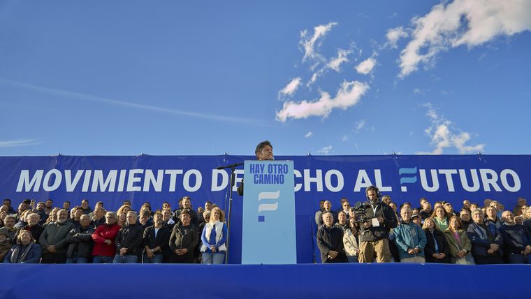 Axel Kiicllof junto a intendentes, legisaldores y funcionarios bonaerenses en el lanzaminerto del Movimeinto Derecho al Futuro
