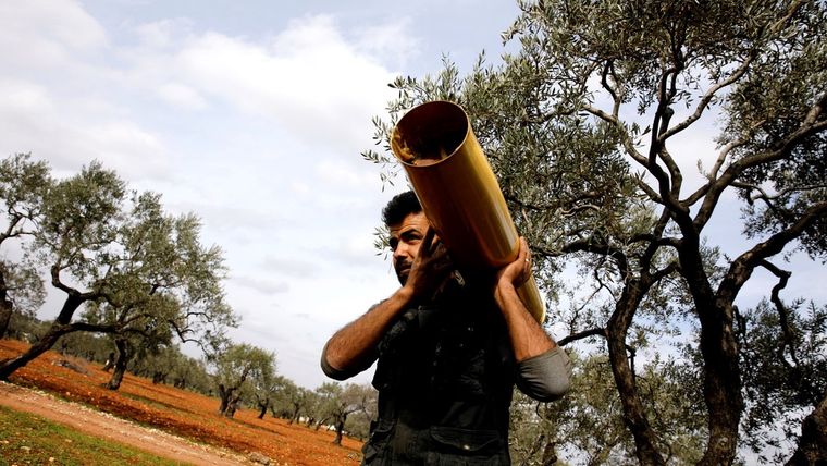 Un combatiente lleva un proyectil cerca de Idlib, Siria, el 27 de febrero de 2020.