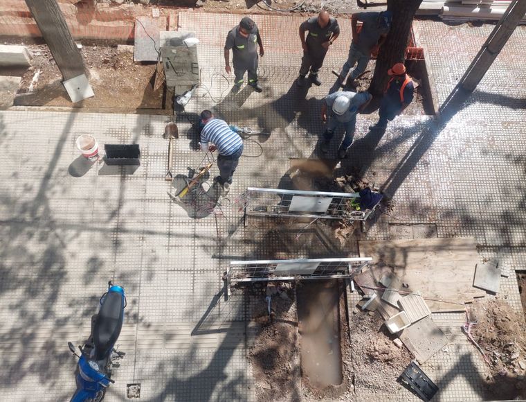 Este jueves se completó el parche del caño roto en Sarmiento y la obra integral avanza con relleno, anclaje y reposición de veredas.