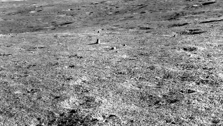 Esta foto tomada por el rover lunar chino Yutu 2 muestra la roca alargada hito en la superficie lunar. Foto: Cnsa