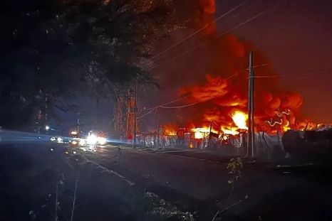 Un feroz incendio se desató en una papelera de Melchor Romero y los vecinos se autoevacuaron. Un feroz incendio se desató en una papelera de Melchor Romero y los vecinos se autoevacuaron.