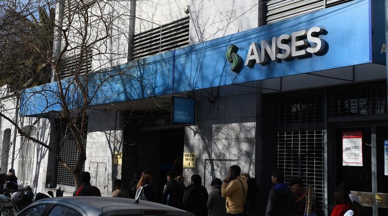 Anses paga un importante bono extra a un grupo Foto: ALF PONCE MERCADO / MDZ