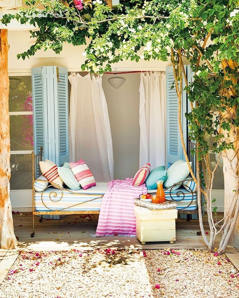 Las pérgolas delimitan un espacio exterior, dándole la sensación de un living o un comedor que si bien están al aire libre.