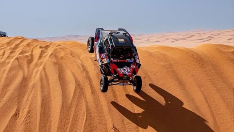 Nicolás Cavigliasso sortea una duna árabe en competencia. Foto: Instagram @nicocavi68